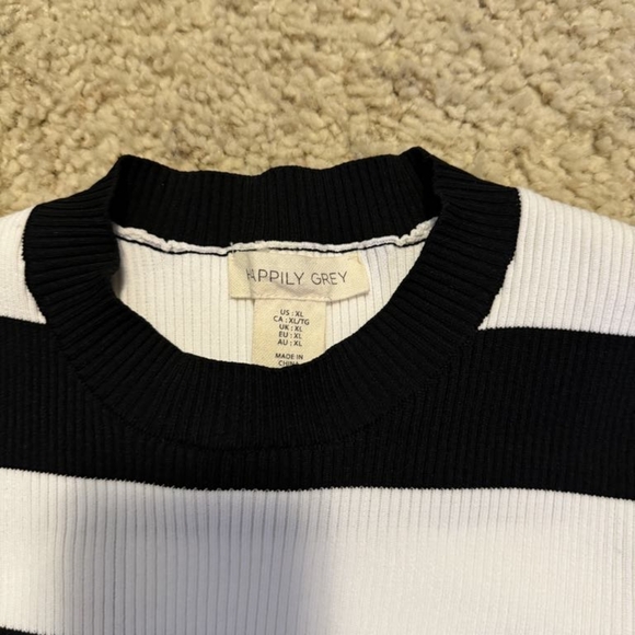 black & white, long- sleeved, cropped shirt - Picture 2 of 3